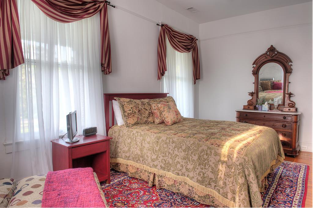 The Jackie O' House Bed And Breakfast Columbus Room photo